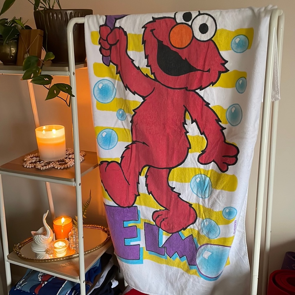 🫧 Vintage Sesame Street Elmo Blowing Bubbles Beach Towel – Fun & Nostalgic